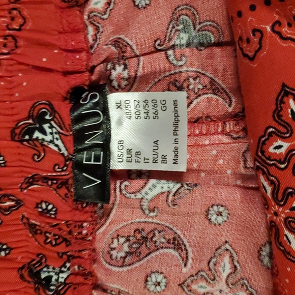 EUC Venus Red Paisley Shorts Size XL - Picture 2 of 3
